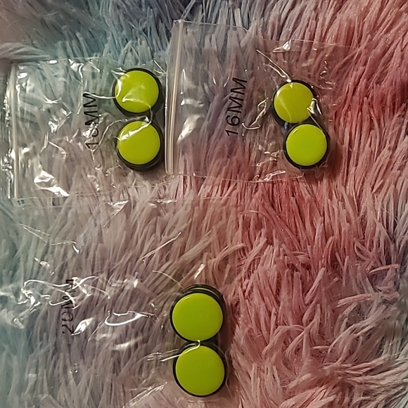 ✨Ear Stretching Kit✨ Multiple size plugs- 20mm, 18mm, & 16mm, neon green 💚 - Picture 1 of 4
